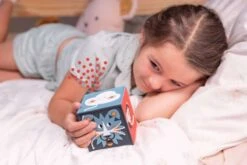 Cube à Histoires La Conteuse Merveilleuse Joyeuse 19 Cube à Histoires La Conteuse Merveilleuse Joyeuse -Jouets Pour Enfants 3. lcm enfant temps calme