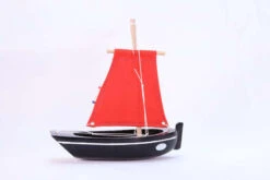 Bateau-jouet En Bois Misainier Noir Voiles Rouges 22 Cm Tirot