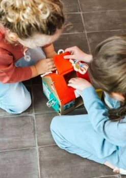 Maison D'apprentissage Multi-fermetures Lilliputiens -Jouets Pour Enfants Maison d apprentissage multifermetures Lilliputiens 2 1