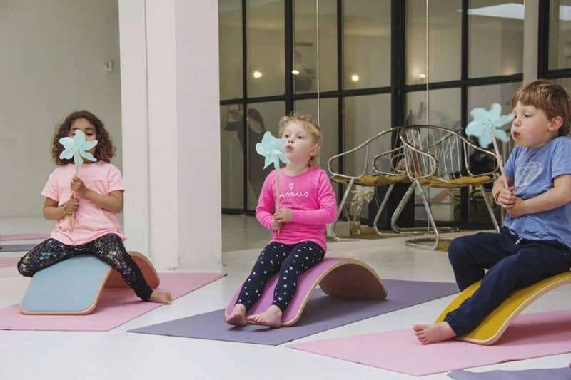 Planche D'équilibre Avec Feutrine Gris Clair Starter Wobbel 7 Planche D'équilibre Avec Feutrine Gris Clair Starter Wobbel – Image 7