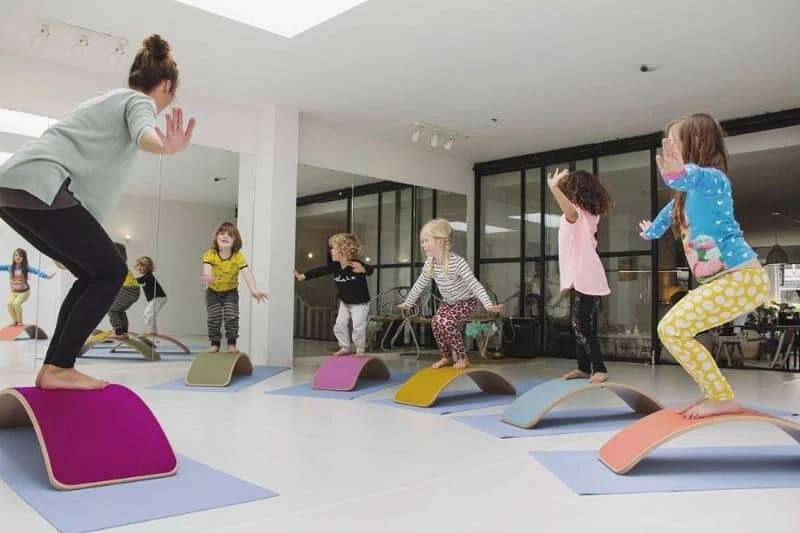 Planche D'équilibre Avec Feutrine Gris Clair Starter Wobbel 10 Planche D'équilibre Avec Feutrine Gris Clair Starter Wobbel – Image 10