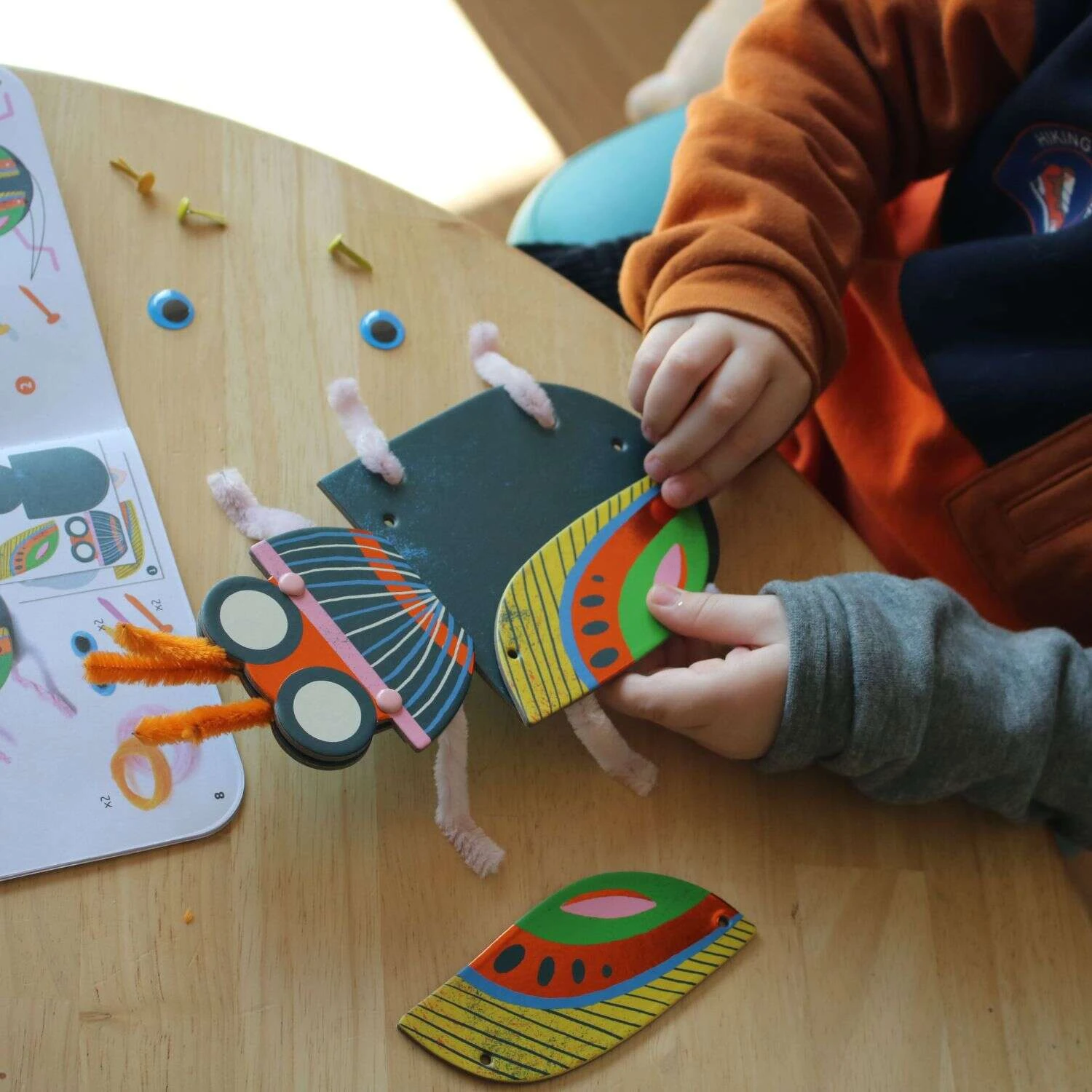 Activité Enfilage Bébêtes En Fils Chenilles Djeco 2 Activité Enfilage Bébêtes En Fils Chenilles Djeco – Image 2